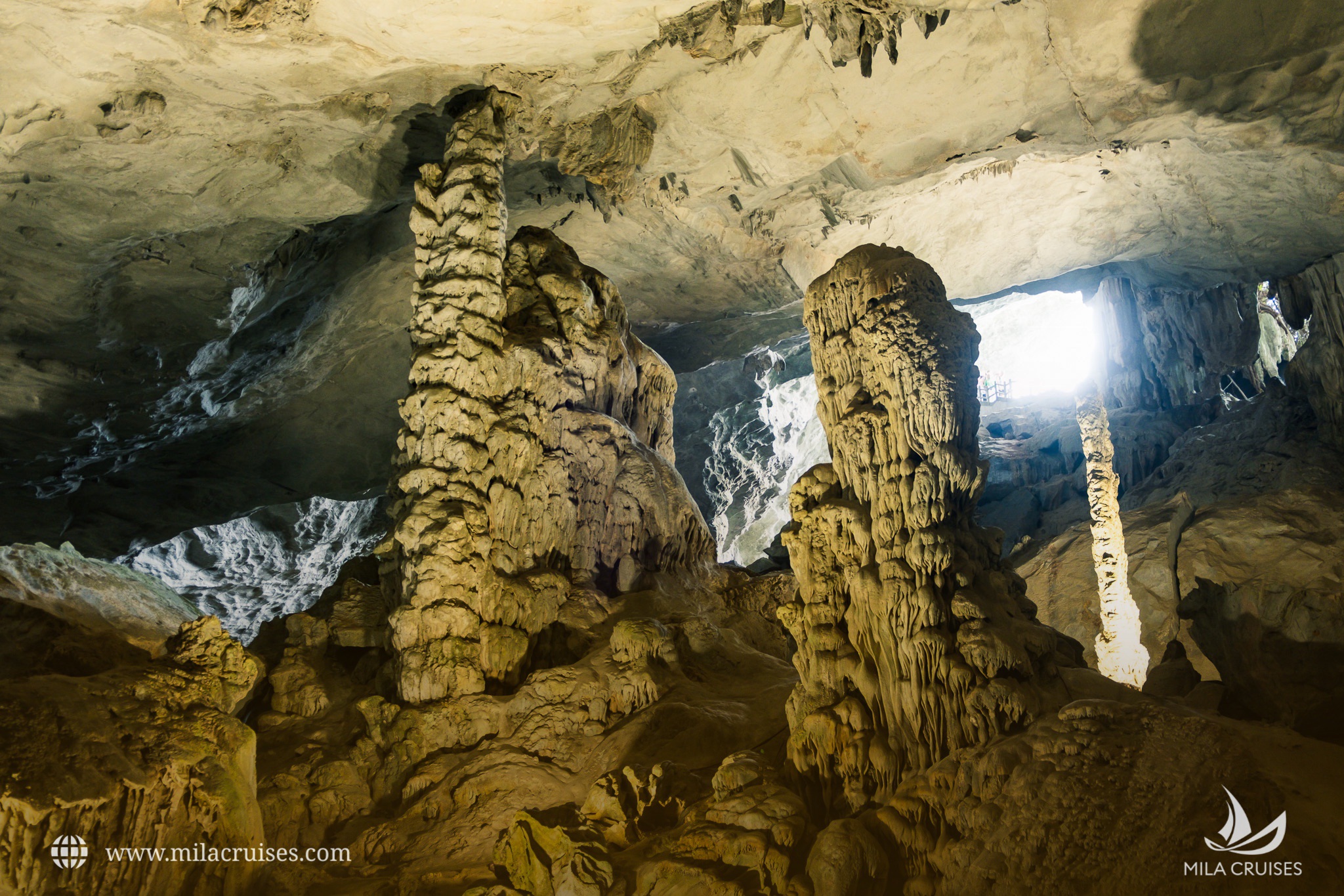 Hang Sửng Sốt – A Must-See Cave on Halong Bay Cruises