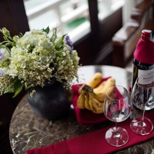 Fruit basket and wine welcome in the cabin